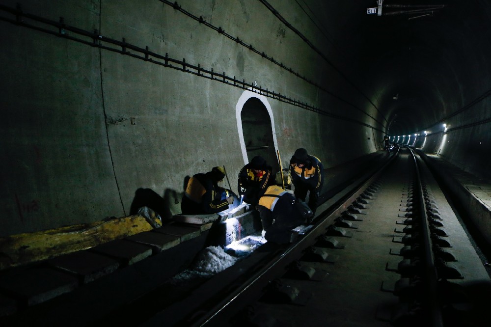 卓资铁路运营隧道病害现状